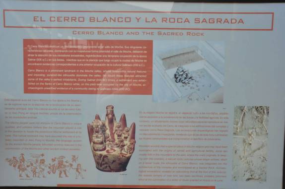 Placa informativa na Huaca de La Luna, em Trujillo - Peru